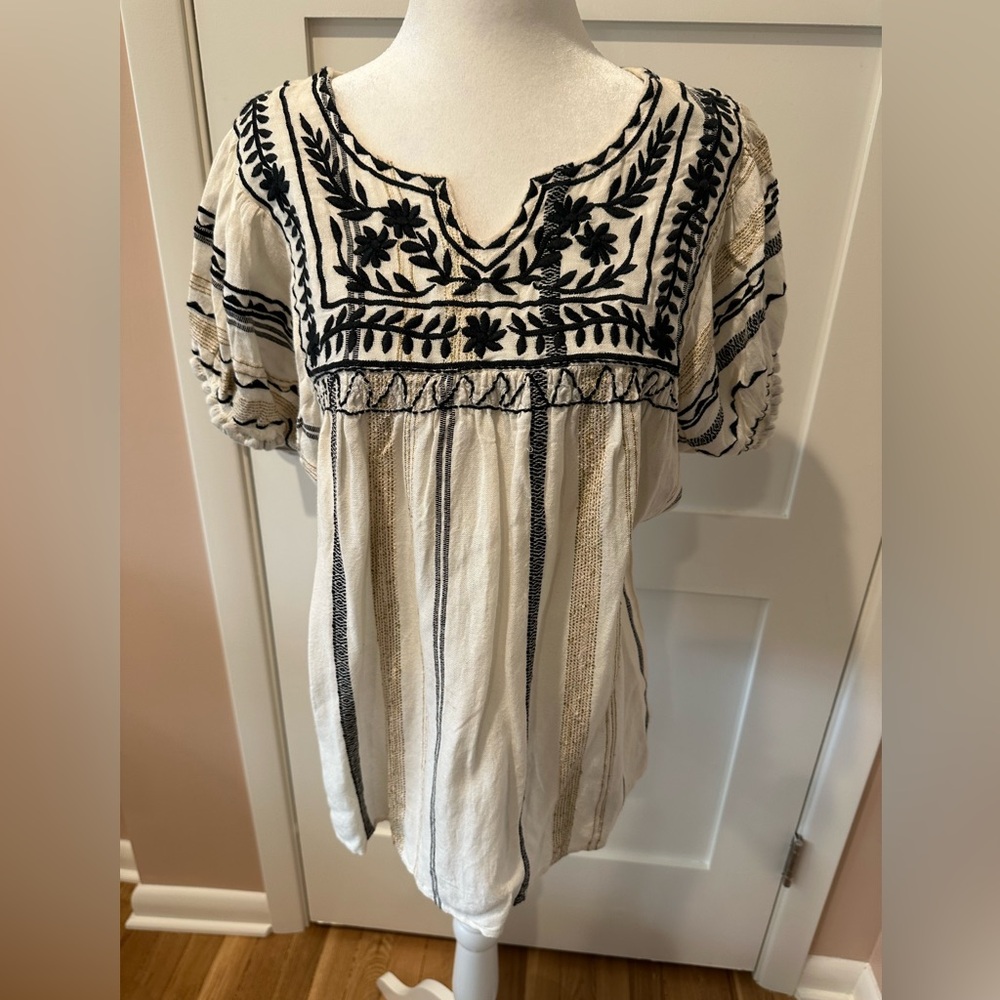 THML size XS (generous) embroidered top in neutrals with black. Keyhole neckline